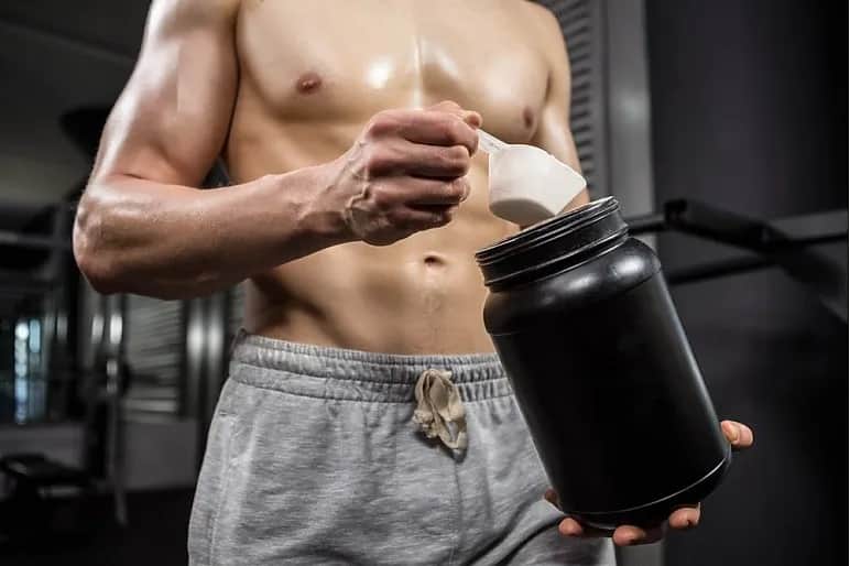 Białko po treningu: Co daje? Klucz do regeneracji i budowy mięśni