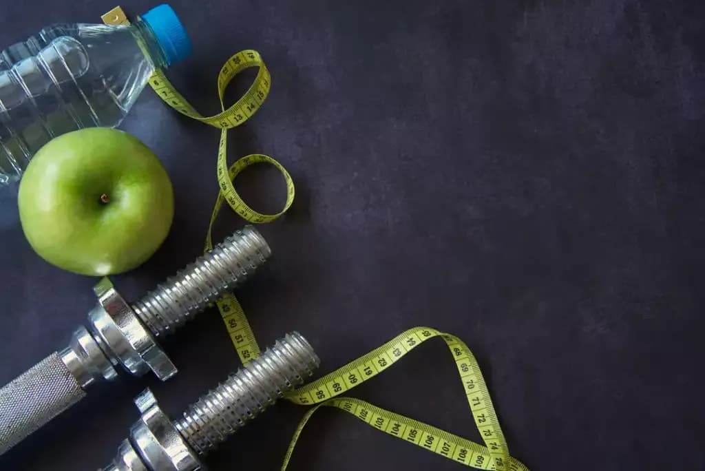 Trening przed czy po śniadaniu? Klucz do spalania tłuszczu i mięśni