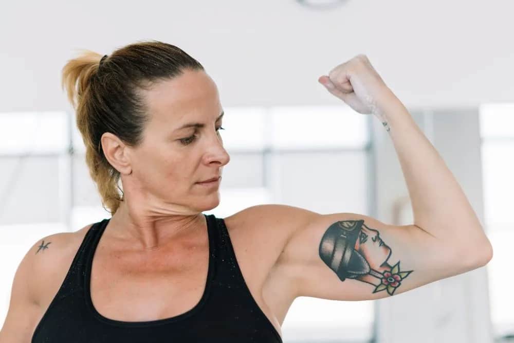 Kiedy ćwiczyć po tatuażu? Pełny plan powrotu bez ryzyka